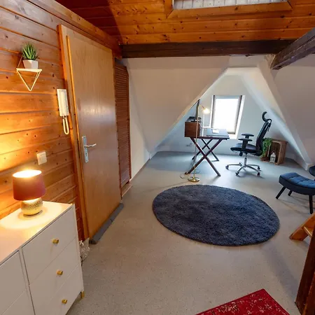 Charmantes 1-zimmer Loft - Parkplatz - Bushaltestelle דירה